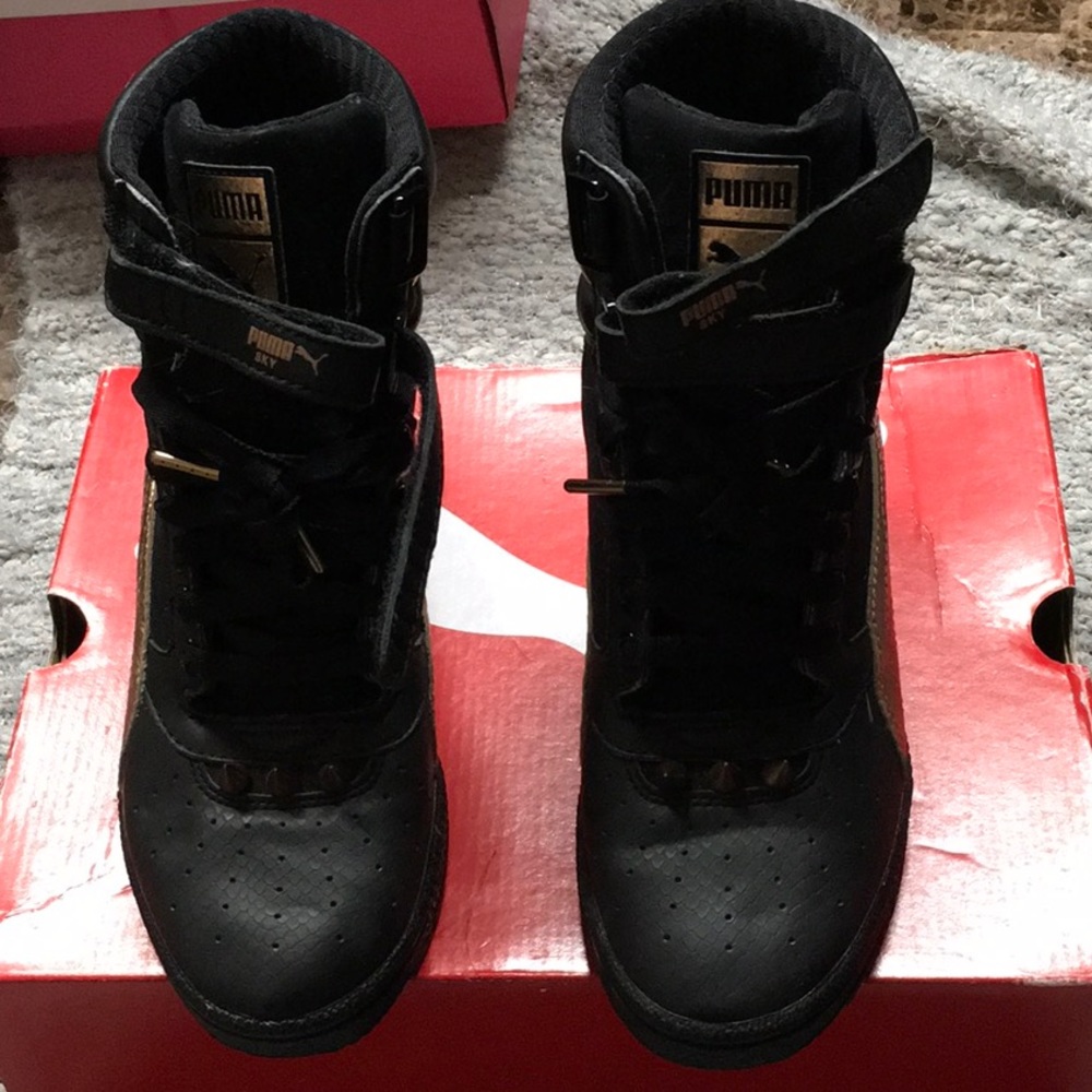 Rose gold and black suede wedge Pumas
